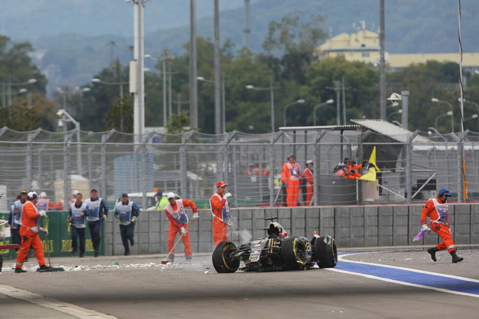 Foto zur News: Position 5: Was für ein Einschlag! Romain Grosjean verliert bei der Verfolgung von Buttons McLaren seinen Lotus bei Tempo 282 km/h in der ultraschnellen Omega-Kurve aus der Kontrolle. Beim Aufprall werden 37 g frei. Auch der Franzose hat Glück und steigt unverletzt aus.