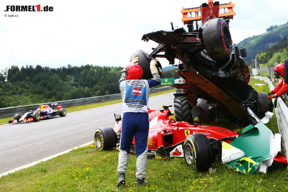 Foto zur News: Position 7: Kimi - zum Zweiten! In Spielberg verliert Räikkönen in der ersten Runde das Heck seines Boliden, Alonso kann nicht ausweichen und landet... auf dem Ferrari und der Leitplanke. Die kuriose Situation ist brandgefährlich: Der Finne hat Glück, dass der McLaren seinen Kopf verfehlt.