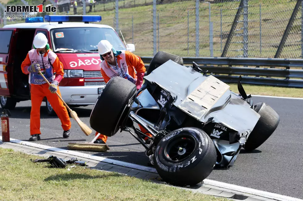 Foto zur News: Position 6: Schrecksekunde am Freitag auf dem Hungaroring: Sergio Perez fliegt wegen eines Aufhängungsbruchs ab, überschlägt sich - und der Force India bleibt verkehrt liegen. Der Mexikaner kommt mit dem Schrecken davon.