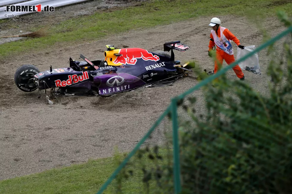 Position 4: Die Formel 1 hält den Atem an, als Daniil Kwjat 36 Sekunden vor Ende des Suzuka-Qualifyings vor der Haarnadel aufs Gras kommt, in die Mauer prallt und sich überschlägt. Sein Red Bull wird komplett zerstört, er überlebt und bestreitet am Sonntag das Rennen: "Das war der schlimmste Unfall meiner Karriere." Foto zur News: Position 4: Die Formel 1 hält den Atem an, als Daniil Kwjat 36 Sekunden vor Ende des Suzuka-Qualifyings vor der Haarnadel aufs Gras kommt, in die Mauer prallt und sich überschlägt. Sein Red Bull wird komplett zerstört, er überlebt und bestreitet am Sonntag das Rennen: "Das war der schlimmste Unfall meiner Karriere."