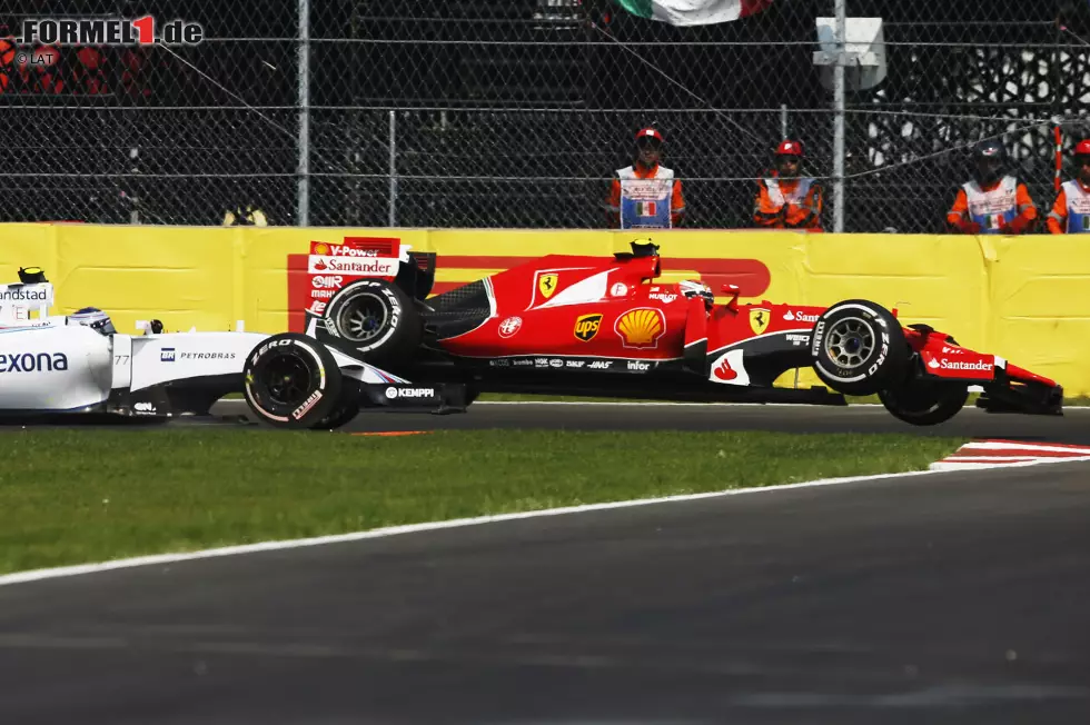 Foto zur News: Position 9: Beim Kampf um die finnische Vorherrschaft kommen sich Valtteri Bottas und Routinier Kimi Räikkönen zwei Mal zu nahe. In Sotschi rammt der Ferrari-Pilot den Williams-Fahrer und zerstört dessen Rennen, in Mexiko (Foto) zieht Räikkönen dann den Kürzeren und scheidet aus. Ausdiskutiert wird die Sache - typisch Finnen - nicht.