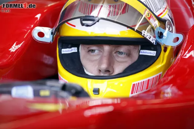 Foto zur News: #20: Luca Badoer (2009). Ein Italiener im Ferrari. Klingt wie ein Traum, entwickelt sich 2009 aber zum Tifosi-Alptraum. Weil Michael Schumacher ein Comeback als Ersatz für den verletzten Felipe Massa aus gesundheitlichen Gründen nicht starten kann, muss der damalige Scuderia-Testpilot Luca Badoer ran. Es ist neun Jahre und neun Monate her, dass er seine komplett erfolglose Laufbahn als Lola-, Minardi und Forti-Corse-Pilot 1999 gegen ein Dasein als Schattenarbeiter eingetauscht hat. Der Rost rieselt förmlich aus dem Overall, als der damals 38-Jährige in Valencia und Spa-Francorchamps zweimal Letzter in Qualifying und Rennen wird - in einem Ferrari! Luca di Montezomolo hat genug gesehen und angelt sich lieber Giancarlo Fisichella von Force India.