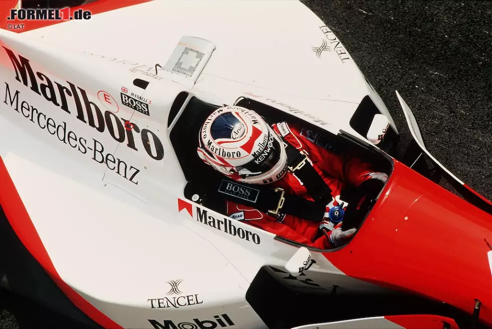 Die Sache entwickelt sich zum Desaster: Mansell ist zu dick für das neue Auto, passt nicht in das Cockpit und kann beim Saisonauftakt nicht an den Start gehen. Er wird von Mark Blundell ersetzt und erhält einen Monat später einen umgebauten Boliden. Doch auch mit der XXL-Variante läuft es nicht: Mansell kommt mit dem Handling nicht klar, wird in Imola Zehnter, scheidet in Barcelona aus. Er wirft frustriert das Handtuch und beendet seine Karriere endgültig. Nichtsdestotrotz ranken sich 1997 nochmals Gerüchte um ein drittes Comeback bei Jordan, doch das wird nie Wirklichkeit... Foto zur News: Die Sache entwickelt sich zum Desaster: Mansell ist zu dick für das neue Auto, passt nicht in das Cockpit und kann beim Saisonauftakt nicht an den Start gehen. Er wird von Mark Blundell ersetzt und erhält einen Monat später einen umgebauten Boliden. Doch auch mit der XXL-Variante läuft es nicht: Mansell kommt mit dem Handling nicht klar, wird in Imola Zehnter, scheidet in Barcelona aus. Er wirft frustriert das Handtuch und beendet seine Karriere endgültig. Nichtsdestotrotz ranken sich 1997 nochmals Gerüchte um ein drittes Comeback bei Jordan, doch das wird nie Wirklichkeit...