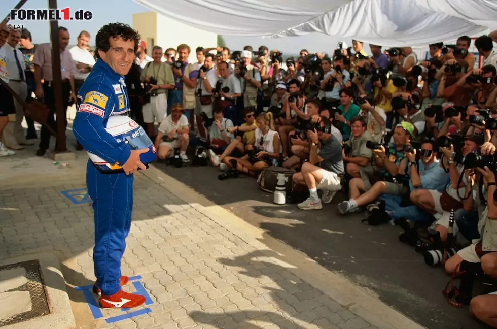 #11: Alain Prost (1993). 1992 ist Alain Prost zu einem Sabbatjahr gezwungen, weil er sich wie mit so vielen Arbeitgebern auch mit Ferrari überwirft. Er unterschreibt für 1993 bei Williams, wo auch sein Erzrivale Ayrton Senna gehandelt wird. Prost lässt sich vertraglich zusichern, dass es nicht zur Neuauflage der verhängnisvollen McLaren-Paarung kommt und sorgt so dafür, dass der Brasilianer eines der legendärsten Interviews der Formel-1-Geschichte gibt: "Er sollte ein Sportsmann sein. So, wie er es macht, so verhält sich ein Feigling. Wenn er sportlich fair sein will, muss er gegen jeden, unter allen Bedingungen und unter gleichen Voraussetzungen Rennen fahren." Foto zur News: #11: Alain Prost (1993). 1992 ist Alain Prost zu einem Sabbatjahr gezwungen, weil er sich wie mit so vielen Arbeitgebern auch mit Ferrari überwirft. Er unterschreibt für 1993 bei Williams, wo auch sein Erzrivale Ayrton Senna gehandelt wird. Prost lässt sich vertraglich zusichern, dass es nicht zur Neuauflage der verhängnisvollen McLaren-Paarung kommt und sorgt so dafür, dass der Brasilianer eines der legendärsten Interviews der Formel-1-Geschichte gibt: "Er sollte ein Sportsmann sein. So, wie er es macht, so verhält sich ein Feigling. Wenn er sportlich fair sein will, muss er gegen jeden, unter allen Bedingungen und unter gleichen Voraussetzungen Rennen fahren."