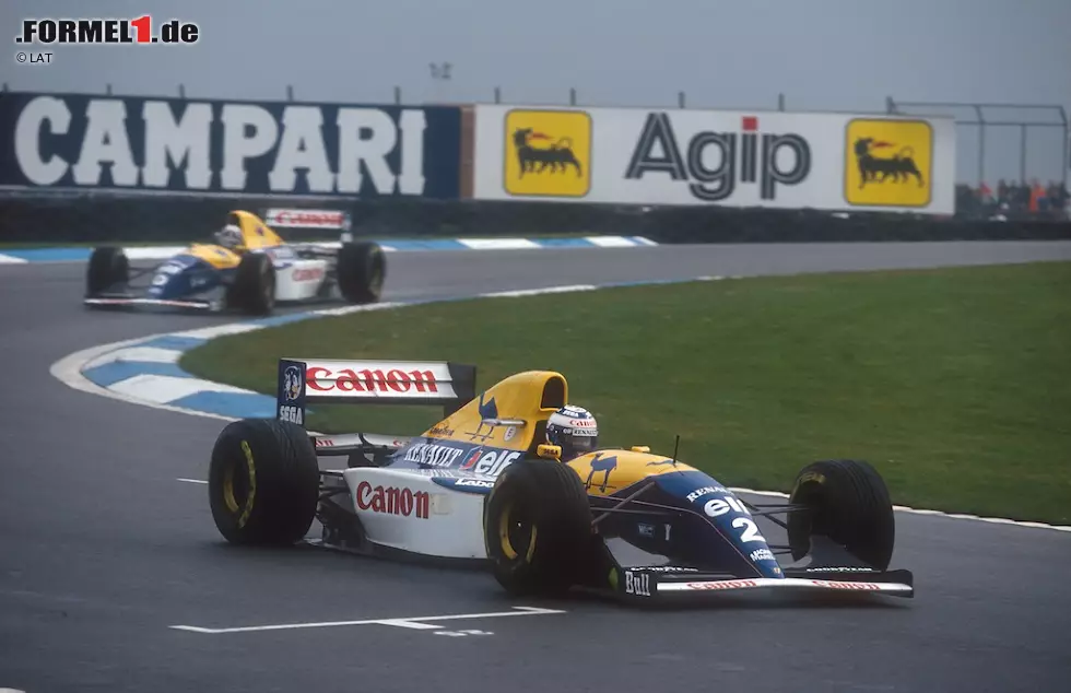Es zeigt sich, warum beide sich um den FW15C aus der Feder Adrian Neweys gestritten haben: Das Auto ist ein Wunderwerk der Technik und passt mit seinem technischen Anspruch, mit seinen unzähligen Computern und Fahrhilfen, perfekt zu Prost. Der Franzose gewinnt sieben der ersten zehn Grands Prix und die Schlacht um den WM-Titel ist geschlagen, ehe sie begonnen hat. Prost entscheidet sich, seine Karriere auf einem Höhepunkt zu beenden und tritt mit Krone Nummer vier im Gepäck ab. Zu diesem Zeitpunkt ist nur Juan Manuel Fangio erfolgreicher gewesen. Foto zur News: Es zeigt sich, warum beide sich um den FW15C aus der Feder Adrian Neweys gestritten haben: Das Auto ist ein Wunderwerk der Technik und passt mit seinem technischen Anspruch, mit seinen unzähligen Computern und Fahrhilfen, perfekt zu Prost. Der Franzose gewinnt sieben der ersten zehn Grands Prix und die Schlacht um den WM-Titel ist geschlagen, ehe sie begonnen hat. Prost entscheidet sich, seine Karriere auf einem Höhepunkt zu beenden und tritt mit Krone Nummer vier im Gepäck ab. Zu diesem Zeitpunkt ist nur Juan Manuel Fangio erfolgreicher gewesen.