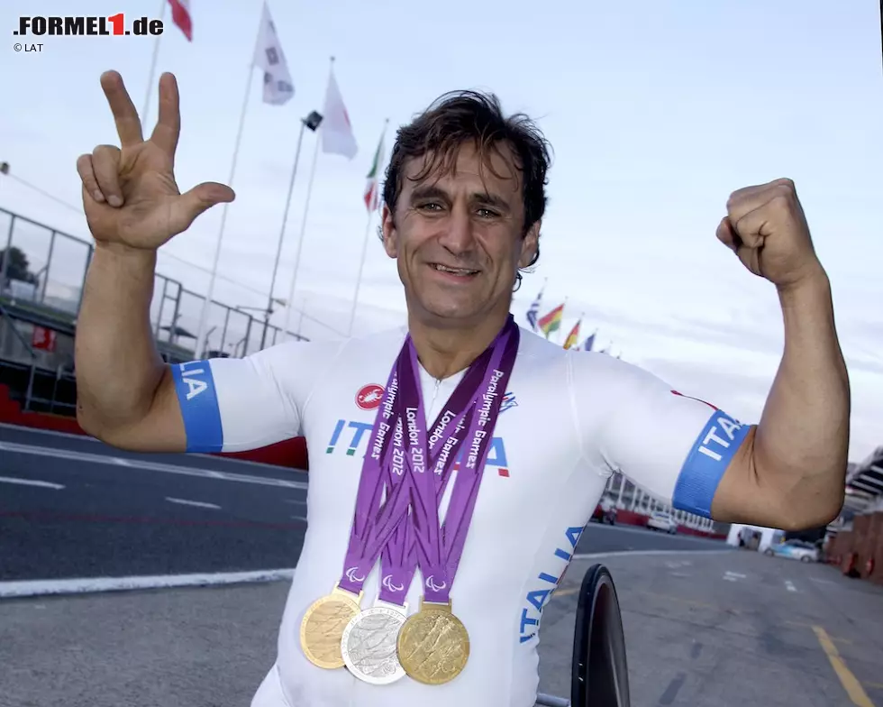 Er wird in den kommenden Jahren zum gefeierten Lebensvorbild auch außerhalb der Motorsport-Szene und gewinnt als Handbiker Goldmedaillen bei den Paralympics. Mit dem Racing ist noch lange nicht Schluss: BMW ermöglicht ihm 2004 die Teilnahme an der Tourenwagen-WM (WTCC) in einem speziell umgebauten Auto, eine Karriere im GT-Bereich, einen DTM-Test und bereits 2006 einen Einsatz im Formel-1-Auto. Das komplette Fahrzeug lässt sich über das Lenkrad bedienen. Zanardi lenkt nur mit der rechten Hand, um mit der linken Gas geben zu können. Auch wenn es zum Renneinsatz nie reicht, scheint das Comeback das gelungenere als seine Williams-Rückkehr 1999. "Es war einfach unglaublich", so Zanardi. Foto zur News: Er wird in den kommenden Jahren zum gefeierten Lebensvorbild auch außerhalb der Motorsport-Szene und gewinnt als Handbiker Goldmedaillen bei den Paralympics. Mit dem Racing ist noch lange nicht Schluss: BMW ermöglicht ihm 2004 die Teilnahme an der Tourenwagen-WM (WTCC) in einem speziell umgebauten Auto, eine Karriere im GT-Bereich, einen DTM-Test und bereits 2006 einen Einsatz im Formel-1-Auto. Das komplette Fahrzeug lässt sich über das Lenkrad bedienen. Zanardi lenkt nur mit der rechten Hand, um mit der linken Gas geben zu können. Auch wenn es zum Renneinsatz nie reicht, scheint das Comeback das gelungenere als seine Williams-Rückkehr 1999. "Es war einfach unglaublich", so Zanardi.