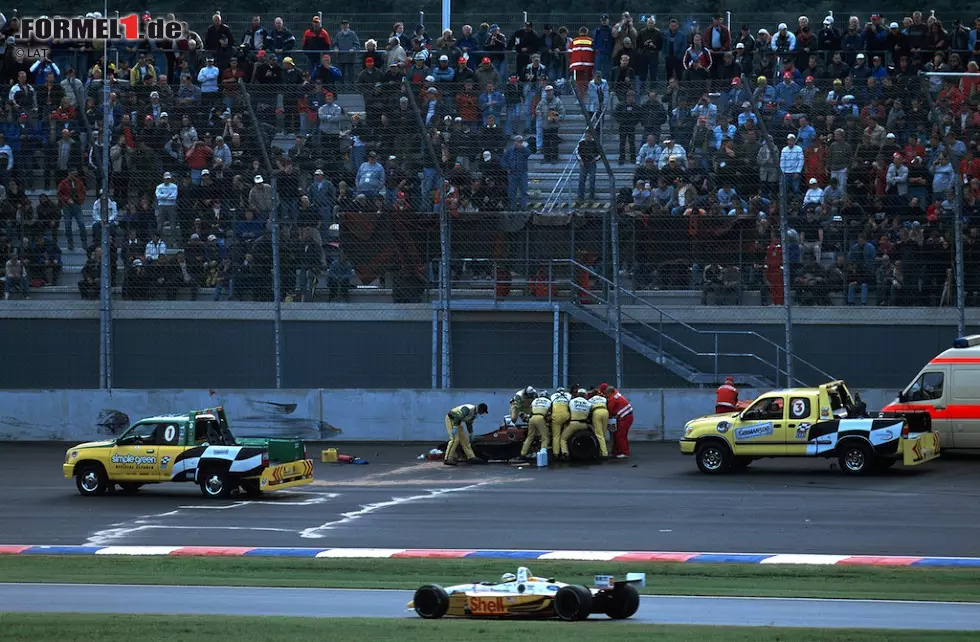 #03: Alessandro Zanardi (2006). In Nordamerika ist er dank zweier CART-Titel ein gefeierter Held, mit dem europäischen Motorsport und insbesondere der Formel 1 hat Alessandro Zanardi immer eine Rechnung offen. Es ist Ironie des Schicksals, dass sein Horrorcrash sich 2001 beim Gastspiel der US-Serie auf dem Oval des Eurospeedway Lausitz ereignet. Als sich Zanardi in einer der Steilkurven dreht, fährt Alex Tagliani ungebremst seitlich in die Vorderpartie des Boliden und pulverisiert sie förmlich. Der Italiener verliert drei Viertel seines Blutes, schwebt lange in Lebensgefahr. Die Ärzte amputieren beide Beine, doch seinen Lebensmut lässt sich Zanardi nicht nehmen. Foto zur News: #03: Alessandro Zanardi (2006). In Nordamerika ist er dank zweier CART-Titel ein gefeierter Held, mit dem europäischen Motorsport und insbesondere der Formel 1 hat Alessandro Zanardi immer eine Rechnung offen. Es ist Ironie des Schicksals, dass sein Horrorcrash sich 2001 beim Gastspiel der US-Serie auf dem Oval des Eurospeedway Lausitz ereignet. Als sich Zanardi in einer der Steilkurven dreht, fährt Alex Tagliani ungebremst seitlich in die Vorderpartie des Boliden und pulverisiert sie förmlich. Der Italiener verliert drei Viertel seines Blutes, schwebt lange in Lebensgefahr. Die Ärzte amputieren beide Beine, doch seinen Lebensmut lässt sich Zanardi nicht nehmen.