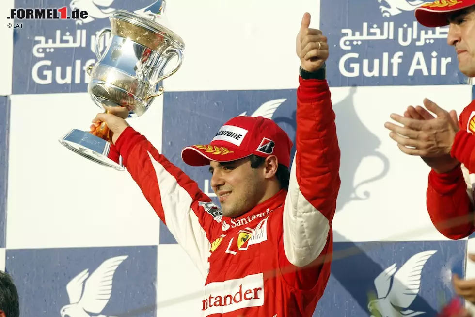 ...doch schon 2010 ist er an der Seite des neuen Teamkollegen Fernando Alonso zurück. Der Spanier gewinnt in Bahrain seinen ersten Grand Prix in Rot, doch die Herzen der Tifosi schlagen an diesem Tag für Massa. Er wird Zweiter und scheint wieder ganz der Alte zu sein, doch der Erfolg täuscht über die wahren Folgen hinweg: Massa findet nie wieder über einen längeren Zeitraum hinweg zu gewohnter Stärke und muss die Scuderia vier Jahre später verlassen. Foto zur News: ...doch schon 2010 ist er an der Seite des neuen Teamkollegen Fernando Alonso zurück. Der Spanier gewinnt in Bahrain seinen ersten Grand Prix in Rot, doch die Herzen der Tifosi schlagen an diesem Tag für Massa. Er wird Zweiter und scheint wieder ganz der Alte zu sein, doch der Erfolg täuscht über die wahren Folgen hinweg: Massa findet nie wieder über einen längeren Zeitraum hinweg zu gewohnter Stärke und muss die Scuderia vier Jahre später verlassen.
