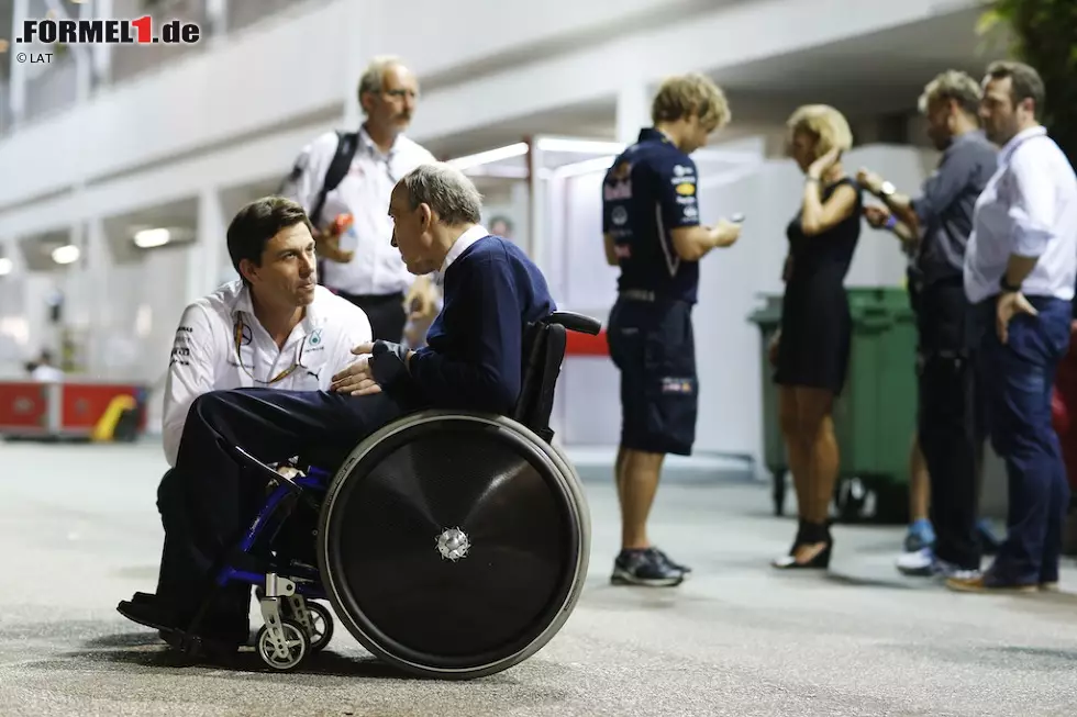 Williams verliert die Kontrolle über den Wagen, er überschlägt sich, das Auto trifft einen Felsen und der Teamchef wird zwischen Sitz und Dach eingeklemmt - weil er nicht angeschnallt ist. Während Windsor mit leichten Blessuren davonkommt, zieht sich Williams eine Wirbelsäulenverletzung zu und ist fortan querschnittsgelähmt. Rückblickend räumt Williams ein, dass er seinen Unfall hatte kommen sehen: "Ich würde es niemals jemandem empfehlen, so zu fahren wie ich damals fuhr. Man sollte sich immer an die Geschwindigkeitsbegrenzung halten", betont der mittlerweile 72-Jährige gegenüber 'Esquire'. Doch statt mit Verbitterung wegen eines Lebens im Rollstuhl reagiert er mit Tatendrang und Ehrgeiz. Obwohl ihm Erfolgspartner Honda den Rücken kehrt, zu McLaren wechselt und das Projekt am Ende zu sein scheint, holt seine Mannschaft sechs von neun Konstrukteurs-Titeln nach dem verhängnisvollen Samstag, die frühen Neunziger dominiert die Truppe. Selbst als ihn das hohe Alter körperlich extrem schwächt, lässt es sich Williams nicht nehmen, selbst an die Strecken zu kommen. Foto zur News: Williams verliert die Kontrolle über den Wagen, er überschlägt sich, das Auto trifft einen Felsen und der Teamchef wird zwischen Sitz und Dach eingeklemmt - weil er nicht angeschnallt ist. Während Windsor mit leichten Blessuren davonkommt, zieht sich Williams eine Wirbelsäulenverletzung zu und ist fortan querschnittsgelähmt. Rückblickend räumt Williams ein, dass er seinen Unfall hatte kommen sehen: "Ich würde es niemals jemandem empfehlen, so zu fahren wie ich damals fuhr. Man sollte sich immer an die Geschwindigkeitsbegrenzung halten", betont der mittlerweile 72-Jährige gegenüber 'Esquire'. Doch statt mit Verbitterung wegen eines Lebens im Rollstuhl reagiert er mit Tatendrang und Ehrgeiz. Obwohl ihm Erfolgspartner Honda den Rücken kehrt, zu McLaren wechselt und das Projekt am Ende zu sein scheint, holt seine Mannschaft sechs von neun Konstrukteurs-Titeln nach dem verhängnisvollen Samstag, die frühen Neunziger dominiert die Truppe. Selbst als ihn das hohe Alter körperlich extrem schwächt, lässt es sich Williams nicht nehmen, selbst an die Strecken zu kommen.