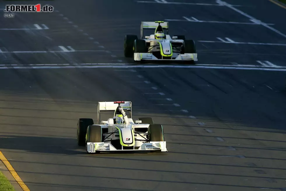 Brawn und Mitstreiter schaffen es, das Team zu erwerben. Mit Ach und Krach bekommen sie die Boliden für die Testfahrten fertig, kaufen Mercedes-Motoren ein und verpflichten Jenson Button sowie Rubens Barichello als Piloten weiter. Beide müssen auf viel Geld verzichten, doch es lohnt sich: Insbesondere zu Saisonbeginn fährt Brawn GP mit dem BGP 001 Kreise um die Konkurrenz. Button wird Weltmeister, dazu gibt es die Konstrukteurs-Krone. Anschließend macht der damals 55-Jährige Kasse: Er verkauft das Team 2010 für angeblich 110 Millionen Britische Pfund (umgerechnet rund 125 Millionen Euro) an Mercedes, bleibt aber Teamchef und legt den Grundstein dafür, dass die Silberpfeile der Formel 1 vier Jahre später ihren Stempel aufdrücken. Foto zur News: Brawn und Mitstreiter schaffen es, das Team zu erwerben. Mit Ach und Krach bekommen sie die Boliden für die Testfahrten fertig, kaufen Mercedes-Motoren ein und verpflichten Jenson Button sowie Rubens Barichello als Piloten weiter. Beide müssen auf viel Geld verzichten, doch es lohnt sich: Insbesondere zu Saisonbeginn fährt Brawn GP mit dem BGP 001 Kreise um die Konkurrenz. Button wird Weltmeister, dazu gibt es die Konstrukteurs-Krone. Anschließend macht der damals 55-Jährige Kasse: Er verkauft das Team 2010 für angeblich 110 Millionen Britische Pfund (umgerechnet rund 125 Millionen Euro) an Mercedes, bleibt aber Teamchef und legt den Grundstein dafür, dass die Silberpfeile der Formel 1 vier Jahre später ihren Stempel aufdrücken.