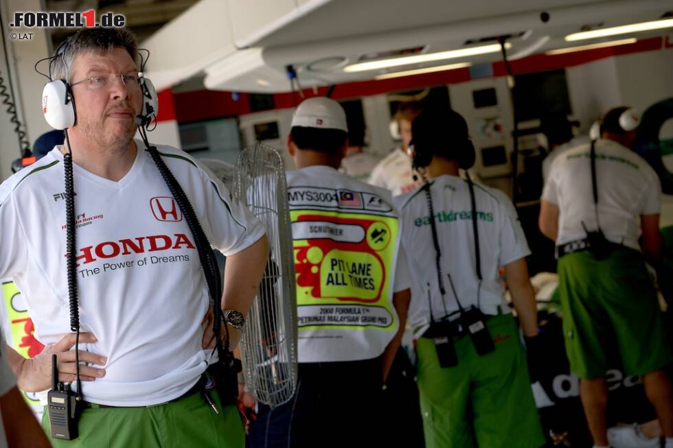 Foto zur News: #10: Ross Brawn (2008/2009). Ross Brawn hat sich in der Formel 1 in den Neunzigerjahren und den frühen 2000ern den Ruf eines Superhirns erarbeitet. Doch 2006 ist Schluss mit Motorsport und der Brite zieht ein beschauliches Leben als Hobbygärtner vor, bei dem er sich seinem großer Leidenschaft, dem Fliegenfischen, widmen kann. Bis das Telefon klingelt und ein Anruf aus Japan alles ändert: Er kommt als Teamchef des Honda-Werksteam zurück, kann das Projekt aber nicht retten oder den Ausstieg der Japaner verhindern. Doch es stehen zwei Autos in den Hallen des Hauptsitzes in Brackley, von denen Brawn glaubt, dass sie Wunderwaffen sind...
