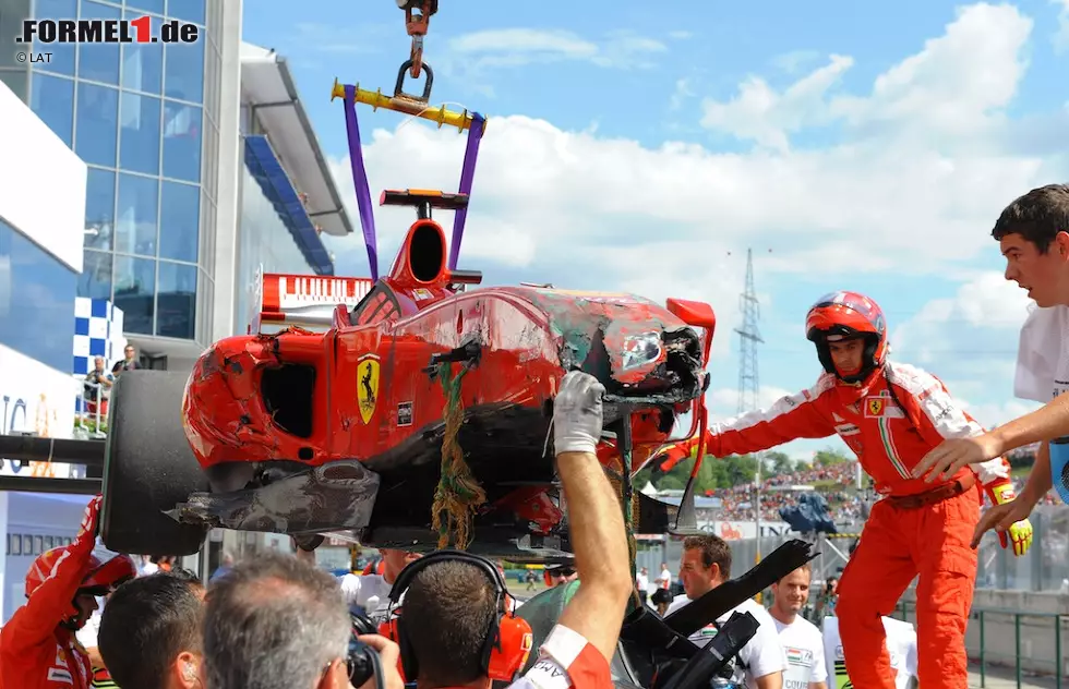 Foto zur News: #09: Felipe Massa (2010). So einen Unfall gibt es doch gar nicht! Doch, so einen Unfall gibt es. Die Rede ist vom Qualifying zum Ungarn-Grand-Prix 2009, als sich bei hoher Geschwindigkeit eine schwere Metallfeder vom Brawn-Boliden Rubens Barichellos löst und den Helm seines hinterherfahrenden Freundes Felipe Massa trifft. Der bewusstlose Ferrari-Pilot kracht praktisch ungebremst frontal in die Reifenstapel, doch der Schaden, den das Geschoss angerichtet hat, wiegt viel schwerer. Eine Schädelfraktur und ein Schädel-Hirn-Trauma zwingen die Ärzte zu einer Notoperation, bei der Massas Augenlicht gerettet wird. Die Saison des Paulista ist beendet...