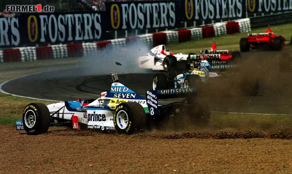 #07: Gerhard Berger (1997). Gerhard Bergers große Karriere steuert im zweiten Jahr bei Benetton auf ein unwürdiges Ende zu. Das Auto ist zwar besser als der "unfahrbare" Vorjahresbolide, nach einem vielversprechenden Saisonstart läuft jedoch nichts mehr zusammen. Nach dem Spanien-Grand-Prix kommt es noch schlimmer: Eine Kieferhöhlenentzündung schwächt Berger, was Teamchef Flavio Briatore für seine Zwecke nutzt: Er drängt den Österreicher dazu, drei Rennen auszusetzen und ermöglicht Tester Alexander Wurz Fahrpraxis. Der aufstrebende, wortgewandte und charmante Landsmann überzeugt und wird in Großbritannien Dritter. Ein neuer Stern am Formel-1-Himmel scheint aufzugehen. Foto zur News: #07: Gerhard Berger (1997). Gerhard Bergers große Karriere steuert im zweiten Jahr bei Benetton auf ein unwürdiges Ende zu. Das Auto ist zwar besser als der "unfahrbare" Vorjahresbolide, nach einem vielversprechenden Saisonstart läuft jedoch nichts mehr zusammen. Nach dem Spanien-Grand-Prix kommt es noch schlimmer: Eine Kieferhöhlenentzündung schwächt Berger, was Teamchef Flavio Briatore für seine Zwecke nutzt: Er drängt den Österreicher dazu, drei Rennen auszusetzen und ermöglicht Tester Alexander Wurz Fahrpraxis. Der aufstrebende, wortgewandte und charmante Landsmann überzeugt und wird in Großbritannien Dritter. Ein neuer Stern am Formel-1-Himmel scheint aufzugehen.