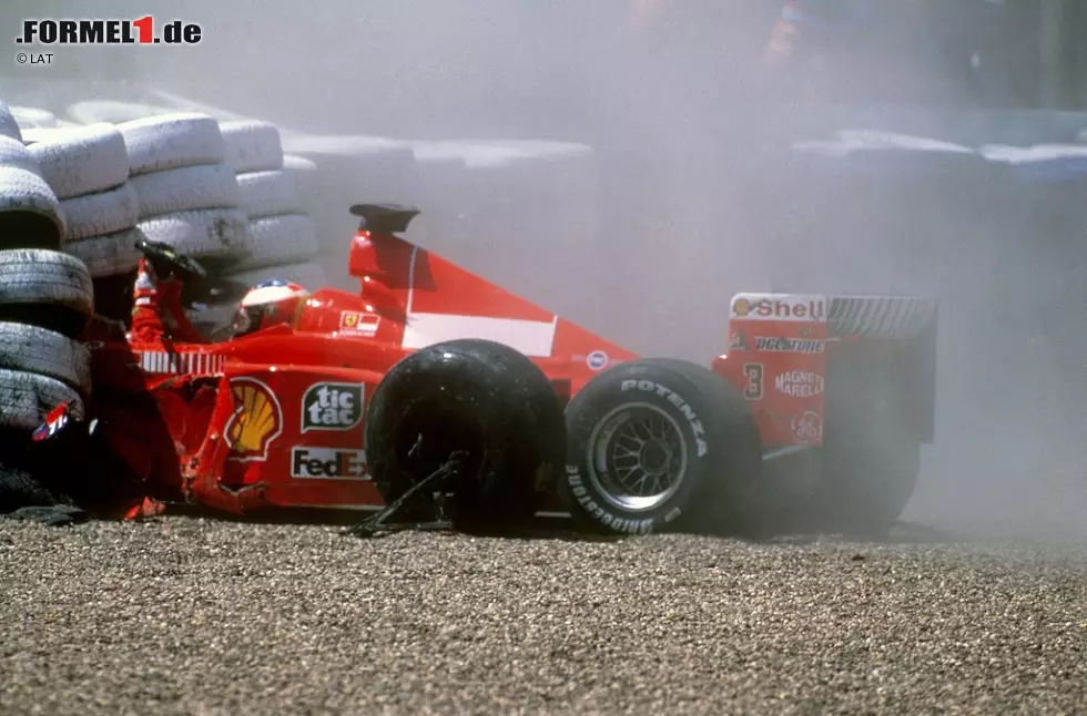 #02: Michael Schumacher (1999). Beim Großbritannien-Grand-Prix in Silverstone stockt den Fans der Atem: Der Ferrari-Star rauscht in Stowe mit über 200 km/h in die Auslaufzone und kracht in die Reifenstapel, als die Bremsen seines Boliden versagen. Er bricht sich ein Bein und spricht Jahre später über ein Nahtoderlebnis: "Ich liege da und merke, wie ich mich wieder so ein bisschen fange und beruhige und fühle meinen Herzschlag. Und fühle plötzlich, wie mein Herzschlag immer weniger wird und plötzlich komplett aufhört. Lichter gehen aus. Und dann denke ich: 'Aha, so fühlt es sich wahrscheinlich an, wenn du dann auf dem Weg nach oben bist.'" Foto zur News: #02: Michael Schumacher (1999). Beim Großbritannien-Grand-Prix in Silverstone stockt den Fans der Atem: Der Ferrari-Star rauscht in Stowe mit über 200 km/h in die Auslaufzone und kracht in die Reifenstapel, als die Bremsen seines Boliden versagen. Er bricht sich ein Bein und spricht Jahre später über ein Nahtoderlebnis: "Ich liege da und merke, wie ich mich wieder so ein bisschen fange und beruhige und fühle meinen Herzschlag. Und fühle plötzlich, wie mein Herzschlag immer weniger wird und plötzlich komplett aufhört. Lichter gehen aus. Und dann denke ich: 'Aha, so fühlt es sich wahrscheinlich an, wenn du dann auf dem Weg nach oben bist.'"