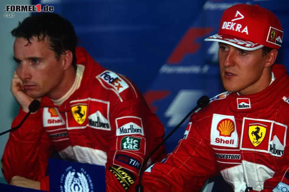Schumacher kehrt beim vorletzten Saisonrennen in Malaysia nach drei Monaten Pause zurück. Er fährt in Sepang auf Anhieb auf die Pole-Position und spielt mit der Konkurrenz Katz und Maus, muss den Grand-Prix-Sieg aber Teamkollege Eddie Irvine überlassen. Der Nordire hat sich während der Abwesenheit des Kerpeners zum Mitkonkurrenten um den Fahrertitel gemausert und kann die erste Krone für die Scuderia seit 20 Jahren holen. Die Rochade ist vergeblich, schließlich siegt McLaren-Ass Mika Häkkinen im Saisonfinale in Suzuka, doch Schumacher schlägt Irvine in Japan abermals und setzt in den Folgejahren zu einer zuvor nicht gekannten Erfolgsserie an. Foto zur News: Schumacher kehrt beim vorletzten Saisonrennen in Malaysia nach drei Monaten Pause zurück. Er fährt in Sepang auf Anhieb auf die Pole-Position und spielt mit der Konkurrenz Katz und Maus, muss den Grand-Prix-Sieg aber Teamkollege Eddie Irvine überlassen. Der Nordire hat sich während der Abwesenheit des Kerpeners zum Mitkonkurrenten um den Fahrertitel gemausert und kann die erste Krone für die Scuderia seit 20 Jahren holen. Die Rochade ist vergeblich, schließlich siegt McLaren-Ass Mika Häkkinen im Saisonfinale in Suzuka, doch Schumacher schlägt Irvine in Japan abermals und setzt in den Folgejahren zu einer zuvor nicht gekannten Erfolgsserie an.
