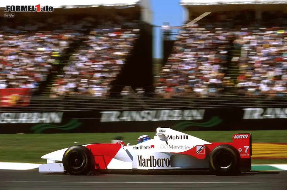 #08: Mika Häkkinen (1996). Er lässt keinen einzigen Grand Prix aus und doch hängt die Karriere des Mika Häkkinen im Winter 1995/1996 am seidenen Faden: Im Saisonfinale in Adelaide beklagt der Finne im Qualifying einen Reifenschaden, verliert die Kontrolle über den McLaren MP4-10 und schlägt seitlich in die Mauer ein. Formel-1-Rennarzt Sid Watkins rettet sein Leben, indem er noch an der Unfallstelle einen Luftröhrenschnitt durchführt, um Häkkinen trotz stark geschwollener Zunge das Atmen zu ermöglichen. Noch schlimmer: Er erleidet ein Schädel-Hirn-Trauma und befindet sich kurzzeitig im Koma. Als die neue Saison - wieder in Australien - beginnt, ist Häkkinen zurück. Er wird Fünfter und holt später zwei WM-Titel. Foto zur News: #08: Mika Häkkinen (1996). Er lässt keinen einzigen Grand Prix aus und doch hängt die Karriere des Mika Häkkinen im Winter 1995/1996 am seidenen Faden: Im Saisonfinale in Adelaide beklagt der Finne im Qualifying einen Reifenschaden, verliert die Kontrolle über den McLaren MP4-10 und schlägt seitlich in die Mauer ein. Formel-1-Rennarzt Sid Watkins rettet sein Leben, indem er noch an der Unfallstelle einen Luftröhrenschnitt durchführt, um Häkkinen trotz stark geschwollener Zunge das Atmen zu ermöglichen. Noch schlimmer: Er erleidet ein Schädel-Hirn-Trauma und befindet sich kurzzeitig im Koma. Als die neue Saison - wieder in Australien - beginnt, ist Häkkinen zurück. Er wird Fünfter und holt später zwei WM-Titel.