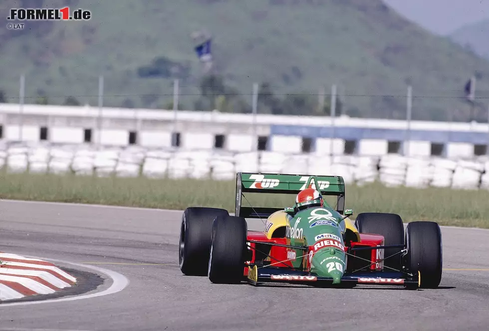 #05: Johnny Herbert (1989). Ende der Achtzigerjahre spricht die britische Motorsport-Szene über den jungen Johnny Herbert. Als Meister der Formel Ford und der Britischen Formel 3 ist er auf dem besten Weg in die Königsklasse und auf dem Radar des Eddie Jordan, doch bei einem Formel-3000-Rennen in Brands Hatch scheinen alle Träume zu platzen: Herbert, damals 24 Jahre alt, bricht sich bei einem Unfall beide Beine. Die Ärzte denken sogar über eine Amputation nach. Er kann kaum wieder laufen, da sitzt er 1989 in einem Benetton, gibt beim Brasilien-Grand-Prix sein Formel-1-Debüt und wird auf Anhieb Vierter. Der große Durchbruch gelingt Herbert nie, aber er gewinnt in seiner 161 Starts langen Karriere noch drei Rennen. Foto zur News: #05: Johnny Herbert (1989). Ende der Achtzigerjahre spricht die britische Motorsport-Szene über den jungen Johnny Herbert. Als Meister der Formel Ford und der Britischen Formel 3 ist er auf dem besten Weg in die Königsklasse und auf dem Radar des Eddie Jordan, doch bei einem Formel-3000-Rennen in Brands Hatch scheinen alle Träume zu platzen: Herbert, damals 24 Jahre alt, bricht sich bei einem Unfall beide Beine. Die Ärzte denken sogar über eine Amputation nach. Er kann kaum wieder laufen, da sitzt er 1989 in einem Benetton, gibt beim Brasilien-Grand-Prix sein Formel-1-Debüt und wird auf Anhieb Vierter. Der große Durchbruch gelingt Herbert nie, aber er gewinnt in seiner 161 Starts langen Karriere noch drei Rennen.