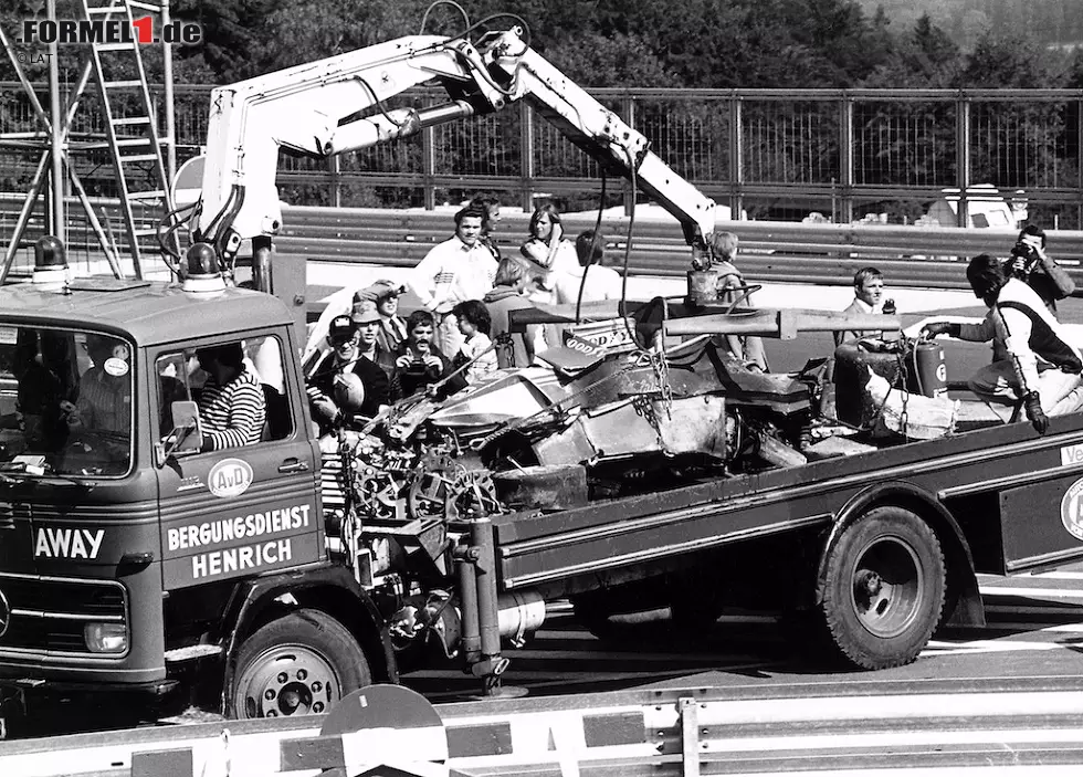#01: Niki Lauda (1976). Viele, die seinen Feuerunfall 1976 auf der Nürburgring-Nordschleife sehen, glauben nicht, dass Niki Lauda seinem Ferrari 312T lebend entkommt. Doch dank Arturo Merzario und weiteren mutigen Fahrern überlebt der Österreicher das 800 Grad Celsius heiße Inferno mit schweren Verbrennungen am ganzen Körper und einer von giftigen Dämpfen verätzten Lunge. Anschließend übersteht er im Krankenhaus ein weiteres Martyrium und sieht dabei zu, wie sich Erzrivale James Hunt "seinen" Weltmeister-Titel unter den Nagel reißt. Doch... Foto zur News: #01: Niki Lauda (1976). Viele, die seinen Feuerunfall 1976 auf der Nürburgring-Nordschleife sehen, glauben nicht, dass Niki Lauda seinem Ferrari 312T lebend entkommt. Doch dank Arturo Merzario und weiteren mutigen Fahrern überlebt der Österreicher das 800 Grad Celsius heiße Inferno mit schweren Verbrennungen am ganzen Körper und einer von giftigen Dämpfen verätzten Lunge. Anschließend übersteht er im Krankenhaus ein weiteres Martyrium und sieht dabei zu, wie sich Erzrivale James Hunt "seinen" Weltmeister-Titel unter den Nagel reißt. Doch...
