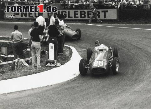 Foto zur News: #9: Wieder Spa, wieder nur 14 Autos: Zwar geht der Schweizer Toulo de Graffenried 1954 ebenfalls an den Start - allerdings nur inoffiziell für Filmaufnahmen. Offiziell nehmen nur 14 Wagen teil. Wieder ist es Fangio, der ein Rennen mit vergleichsweise wenig Konkurrenten gewinnt. Seinen Maserati bringt er einer halben Minute Vorsprung vor Maurice Trintignant (Ferrari) ins Ziel.