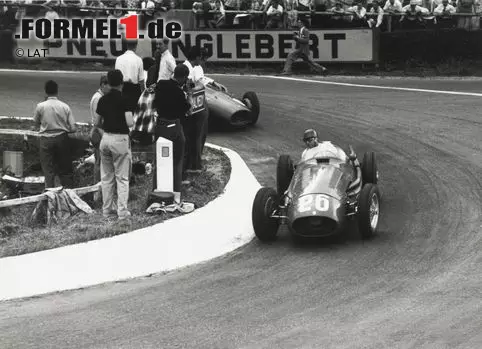 #9: Wieder Spa, wieder nur 14 Autos: Zwar geht der Schweizer Toulo de Graffenried 1954 ebenfalls an den Start - allerdings nur inoffiziell für Filmaufnahmen. Offiziell nehmen nur 14 Wagen teil. Wieder ist es Fangio, der ein Rennen mit vergleichsweise wenig Konkurrenten gewinnt. Seinen Maserati bringt er einer halben Minute Vorsprung vor Maurice Trintignant (Ferrari) ins Ziel. Foto zur News: #9: Wieder Spa, wieder nur 14 Autos: Zwar geht der Schweizer Toulo de Graffenried 1954 ebenfalls an den Start - allerdings nur inoffiziell für Filmaufnahmen. Offiziell nehmen nur 14 Wagen teil. Wieder ist es Fangio, der ein Rennen mit vergleichsweise wenig Konkurrenten gewinnt. Seinen Maserati bringt er einer halben Minute Vorsprung vor Maurice Trintignant (Ferrari) ins Ziel.