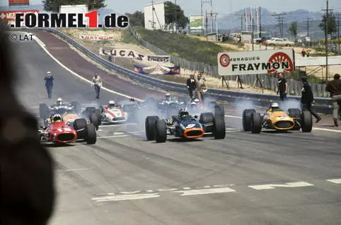#7: Ein Jahr zuvor in Jarama starten nur 13 Wagen. Eine Reihe von Tragödien verhindert ein größeres Starterfeld: Wenige Wochen zuvor lässt Jim Clark beim Formel-2-Rennen in Hockenheim sein Leben. Lotus setzt letztlich nur den Wagen von Graham Hill ein, da Clarks Ersatzmann Mike Spence bei Tests in Indianapolis ebenfalls tödlich verunglückt. Auch B.R.M. und Matra treten mit nur einem Wagen an. Sieger des zweiten WM-Laufs wird der spätere Weltmeister Graham Hill. Foto zur News: #7: Ein Jahr zuvor in Jarama starten nur 13 Wagen. Eine Reihe von Tragödien verhindert ein größeres Starterfeld: Wenige Wochen zuvor lässt Jim Clark beim Formel-2-Rennen in Hockenheim sein Leben. Lotus setzt letztlich nur den Wagen von Graham Hill ein, da Clarks Ersatzmann Mike Spence bei Tests in Indianapolis ebenfalls tödlich verunglückt. Auch B.R.M. und Matra treten mit nur einem Wagen an. Sieger des zweiten WM-Laufs wird der spätere Weltmeister Graham Hill.