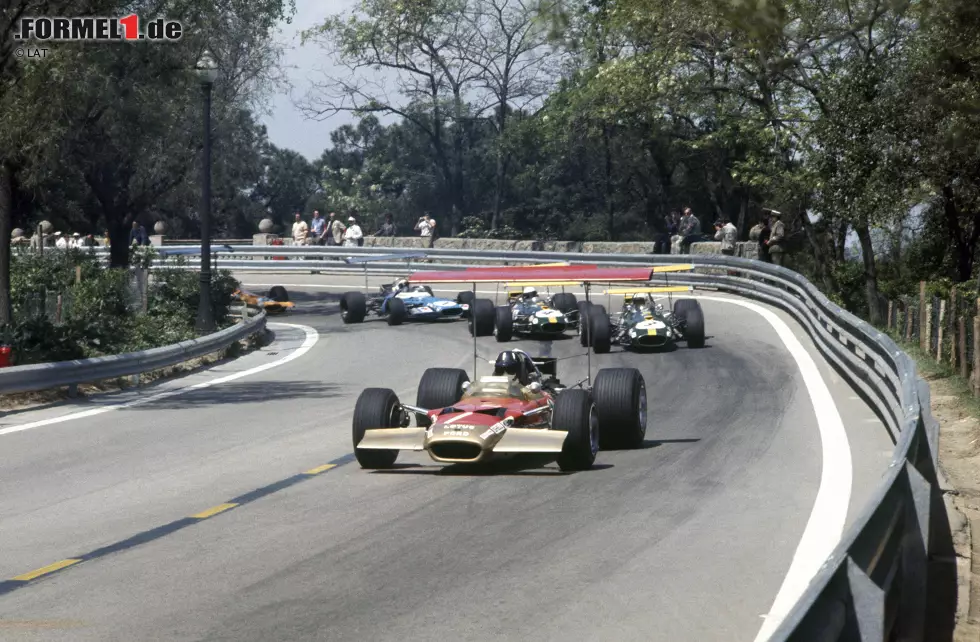 Foto zur News: #8: Grand Prix von Spanien 1969: Die Strecke in Montjuich in der Nähe von Barcelona gilt als eine der schwierigsten, aber auch gefährlichsten ihrer Zeit. Nur 14 Piloten sind zum Grand Prix gemeldet - beim vorangegangenen Rennen in Südafrika wird das Feld noch durch Lokalmatadore aufgefüllt. Der im Bild zu sehende Graham Hill scheidet aus. Es gewinnt Jackie Stewart.