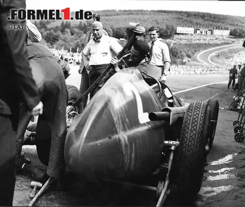 #6: In der Anfangszeit der Formel 1 trifft es die Ardennenachterbahn von Spa recht häufig: 1951 werden ebenfalls nur 13 Boliden pilotiert. Sieben Privatfahrer melden sich auf Talbot zum Grand Prix, drei weitere Wagen werden jeweils von Ferrari und Alfa gestellt. Ein verpatzter Radwechsel von 15 Minuten begräbt Fangios Siegchancen: Der Alfa-Pilot wird nur Neunter. Den Sieg erbt sein Kollege Giuseppe Farina. Doch damit nicht genug für Spa... Foto zur News: #6: In der Anfangszeit der Formel 1 trifft es die Ardennenachterbahn von Spa recht häufig: 1951 werden ebenfalls nur 13 Boliden pilotiert. Sieben Privatfahrer melden sich auf Talbot zum Grand Prix, drei weitere Wagen werden jeweils von Ferrari und Alfa gestellt. Ein verpatzter Radwechsel von 15 Minuten begräbt Fangios Siegchancen: Der Alfa-Pilot wird nur Neunter. Den Sieg erbt sein Kollege Giuseppe Farina. Doch damit nicht genug für Spa...
