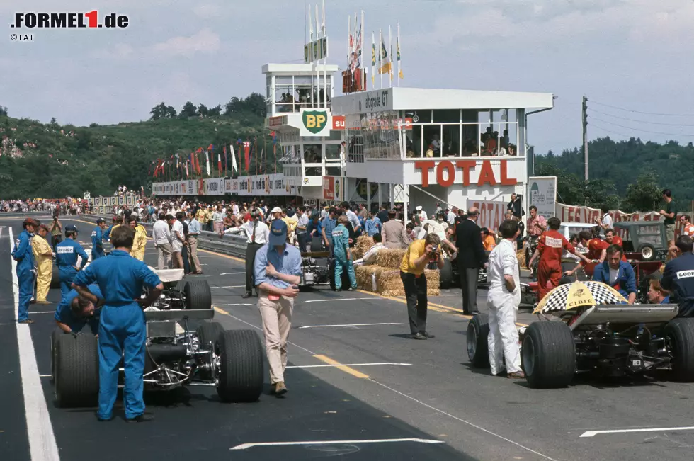 #4: Nachdem die gesamte Saison 1969 von von vergleichsweise leeren Startaufstellungen geprägt ist, tritt das B.R.M.-Team beim Grand Prix von Frankreich in Clermont-Ferrand nicht an. Zudem kann Jack Brabham aufgrund eines Knöchelbruchs nicht an den Start gehen. Als Folge starten nur 13 Piloten. Das Rennen gewinnt Jackie Stewart mit einem Vorsprung von fast einer Minute auf seine Verfolger Jean-Pierre Beltoise und Jacky Ickx. Foto zur News: #4: Nachdem die gesamte Saison 1969 von von vergleichsweise leeren Startaufstellungen geprägt ist, tritt das B.R.M.-Team beim Grand Prix von Frankreich in Clermont-Ferrand nicht an. Zudem kann Jack Brabham aufgrund eines Knöchelbruchs nicht an den Start gehen. Als Folge starten nur 13 Piloten. Das Rennen gewinnt Jackie Stewart mit einem Vorsprung von fast einer Minute auf seine Verfolger Jean-Pierre Beltoise und Jacky Ickx.