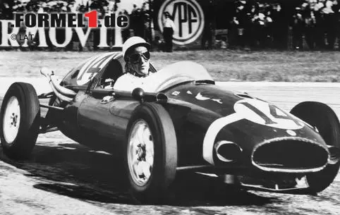 #2 Aufgrund von umfangreichen Regeländerungen entschließen sich nur wenige Teams, zum Saisonauftakt 1958 in Buenos Aires anzutreten: Der Grand Prix wird mit nur zehn Teilnehmern ausgetragen. Das Verbot umweltbelastender und brandgefährlicher Alkohol-Treibstoffmischungen zwingt die Teams zum radikalen, teuren Umrüsten. So tritt nur Ferrari als Werksteam an. Sieger in einem dennoch umkämpften Rennen wird Stirling Moss mit 2,7 Sekunden Vorsprung auf seinen Verfolger Luigi Musso. Zehn Teilnehmer, das wäre Negativrekord, wäre da nicht... Foto zur News: #2 Aufgrund von umfangreichen Regeländerungen entschließen sich nur wenige Teams, zum Saisonauftakt 1958 in Buenos Aires anzutreten: Der Grand Prix wird mit nur zehn Teilnehmern ausgetragen. Das Verbot umweltbelastender und brandgefährlicher Alkohol-Treibstoffmischungen zwingt die Teams zum radikalen, teuren Umrüsten. So tritt nur Ferrari als Werksteam an. Sieger in einem dennoch umkämpften Rennen wird Stirling Moss mit 2,7 Sekunden Vorsprung auf seinen Verfolger Luigi Musso. Zehn Teilnehmer, das wäre Negativrekord, wäre da nicht...