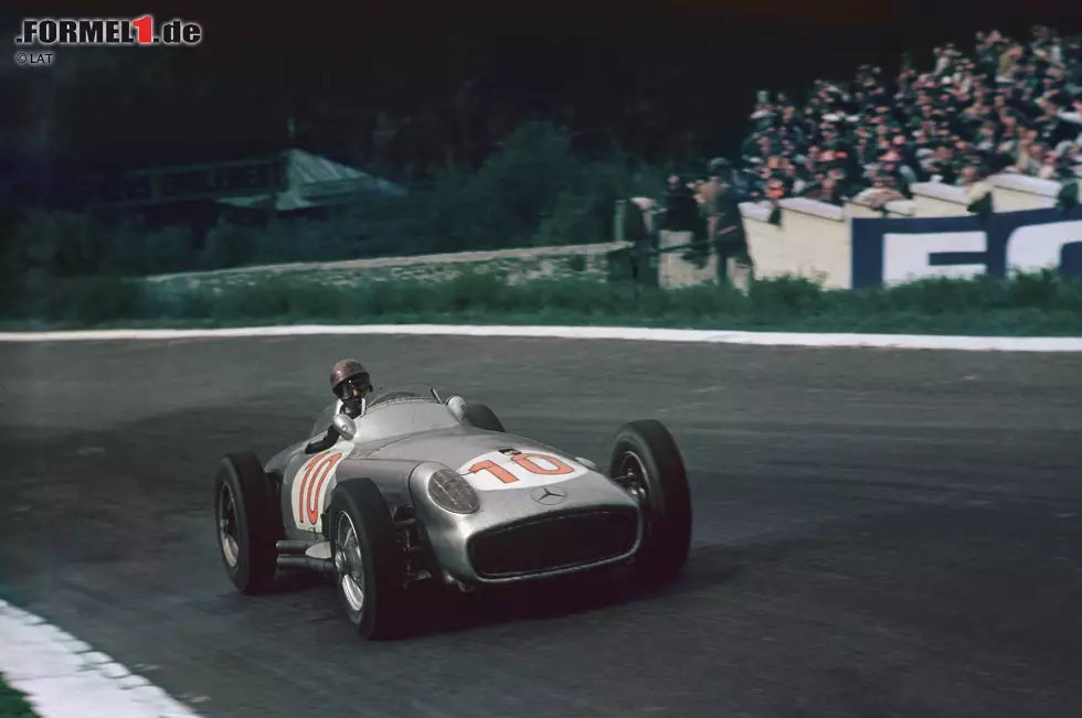 #5: 1955 strauchelt Lancia finanziell und verliert das Interesse am Sport. Auch der Unfalltod von Formel-1-Weltmeister Alberto Ascari bei Sportwagentests wird als Anlass genommen, nicht in Belgien anzutreten. Letztlich schicken nur Ferrari, Mercedes, Maserati und Vanwall insgesamt 13 Wagen auf den Kurs. Sieger auf der damals 14 Kilometer langen Strecke wird Fangio auf einem Mercedes Benz W196. Foto zur News: #5: 1955 strauchelt Lancia finanziell und verliert das Interesse am Sport. Auch der Unfalltod von Formel-1-Weltmeister Alberto Ascari bei Sportwagentests wird als Anlass genommen, nicht in Belgien anzutreten. Letztlich schicken nur Ferrari, Mercedes, Maserati und Vanwall insgesamt 13 Wagen auf den Kurs. Sieger auf der damals 14 Kilometer langen Strecke wird Fangio auf einem Mercedes Benz W196.