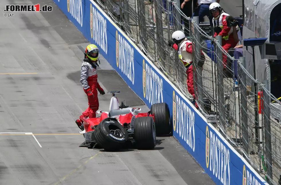 Foto zur News: #1: ...Indianapolis 2005 als unvergessener Höhepunkt der Tiefpunkte. Nur sechs Autos starten beim Grand Prix der USA. Nach der Einführungsrunde sehen die Zuschauer 14 Michelin-bereifte Wagen in die Boxengasse einbiegen. Der Reifenhersteller verzockt sich bei der Auswahl der Reifen. Für den aggressiven Asphalt der Steilkurve sind die französischen Pneus nicht ausgelegt. Toyota-Pilot Ralf Schumacher fliegt im Training so schwer ab, dass er nicht am Qualifying teilnehmen kann...