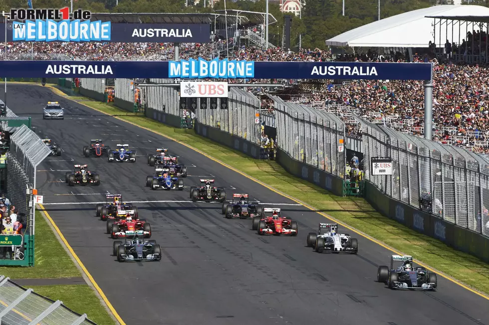 Foto zur News: Fans dürften ihren Augen nicht getraut haben, als sie pünktlich zum Saisonstart 2015 in Australien eingeschaltet haben und nur 15 startende Autos gesehen haben. Im Albert Park war ein Minifeld präsent, doch der Rekord war das noch nicht. Es gab in der Geschichte der Formel 1 noch zehn Rennen mit weniger Startern, wir zeigen euch welche!