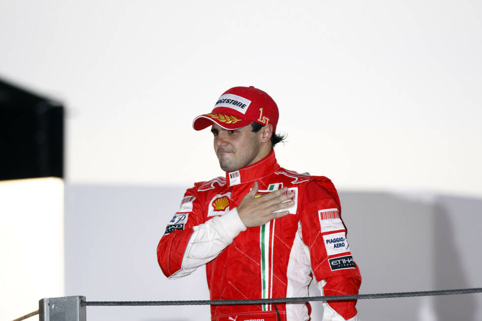 Foto zur News: Platz 5: Felipe Massa ist 2008 der Leidtragende im engsten WM-Finale aller Zeiten. Der Brasilianer gewinnt sein Heimrennen in Interlagos und wähnt sich bereits als Champion. Doch weil Lewis Hamilton Timo Glock auf den letzten Metern noch überholt, ist der Brite Weltmeister. Für Massa ist es gleichzeitig der letzte Formel-1-Sieg. 2009 wird er in Ungarn bei hoher Geschwindigkeit von einer losgelösten Metallfeder eines Brawn-Autos erwischt und schwer am Kopf verletzt. Zu seiner Form von 2008 findet der damalige Ferrari-Pilot nicht wieder zurück. Gesamtbilanz: Elf Siege, eine Vizeweltmeisterschaft.