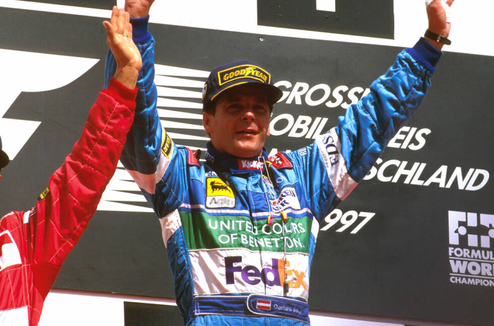 Foto zur News: Platz 8: Rund ein Jahrzehnt lang feiert Gerhard Berger mehr oder weniger regelmäßig Siege in der Formel 1. Seinen ersten Erfolg holt er 1986 für das neue Benetton-Team in Mexiko. In den folgenden neun Saisons bis 1994 bleibt der Österreicher lediglich 1990 und 1993 ohne Sieg. Um die Weltmeisterschaft kann er allerdings trotzdem nie mitkämpfen. Bei Ferrari ist das Material zu fehleranfällig, bei McLaren scheitert er am überlegenen Teamkollegen Ayrton Senna. Seinen letzten Sieg holt er 1997 in Deutschland - wenige Tage nach dem Tod seines Vaters. Gesamtbilanz: Zehn Siege, zweimal WM-Dritter.