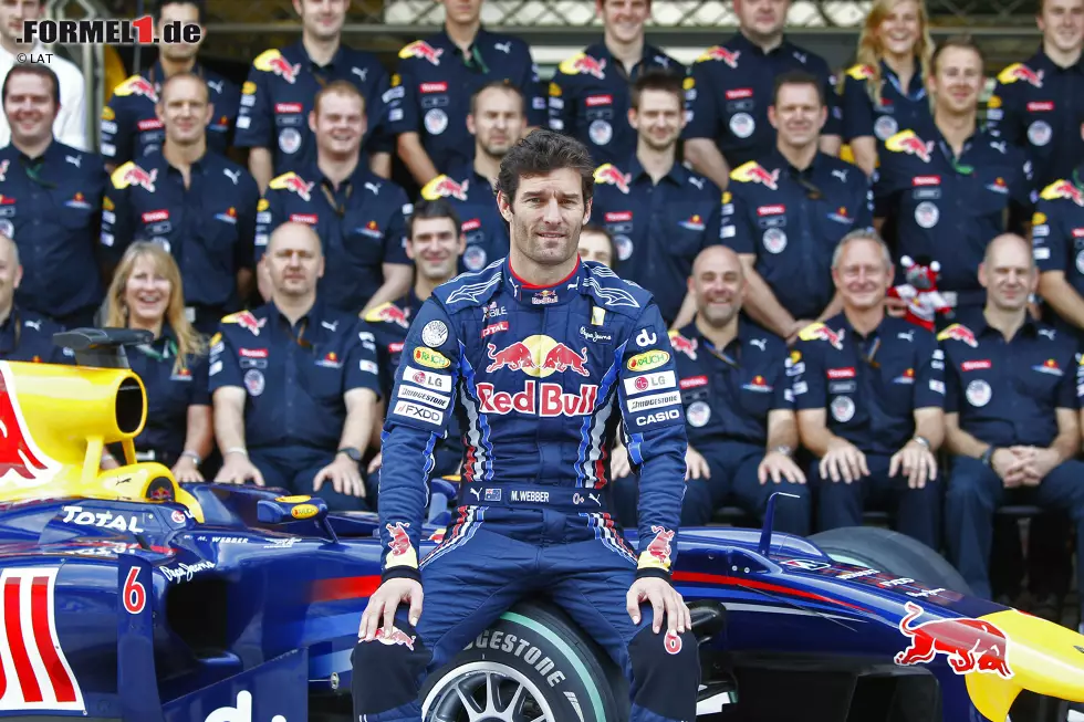 Foto zur News: Platz 9: Mark Webber hat 2010 die größte Chance auf einen WM-Titel. Beim Saisonfinale in Abu Dhabi deutet alles auf ein Duell zwischen dem Australier (238 Punkte) und Fernando Alonso (246) hin. Auch Sebastian Vettel (231) hat noch theoretische Chancen. Während Ferrari sich nur darauf konzentriert, Webber hinter Alonso zu halten, gewinnt der Deutsche das Rennen und sichert sich nicht nur den Titel, sondern auch die Red-Bull-interne Vorherrschaft. Webber ist bis zu seinem Rücktritt Ende 2013 nur noch die klare Nummer zwei. Gesamtbilanz: Neun Siege, dreimal WM-Dritter.