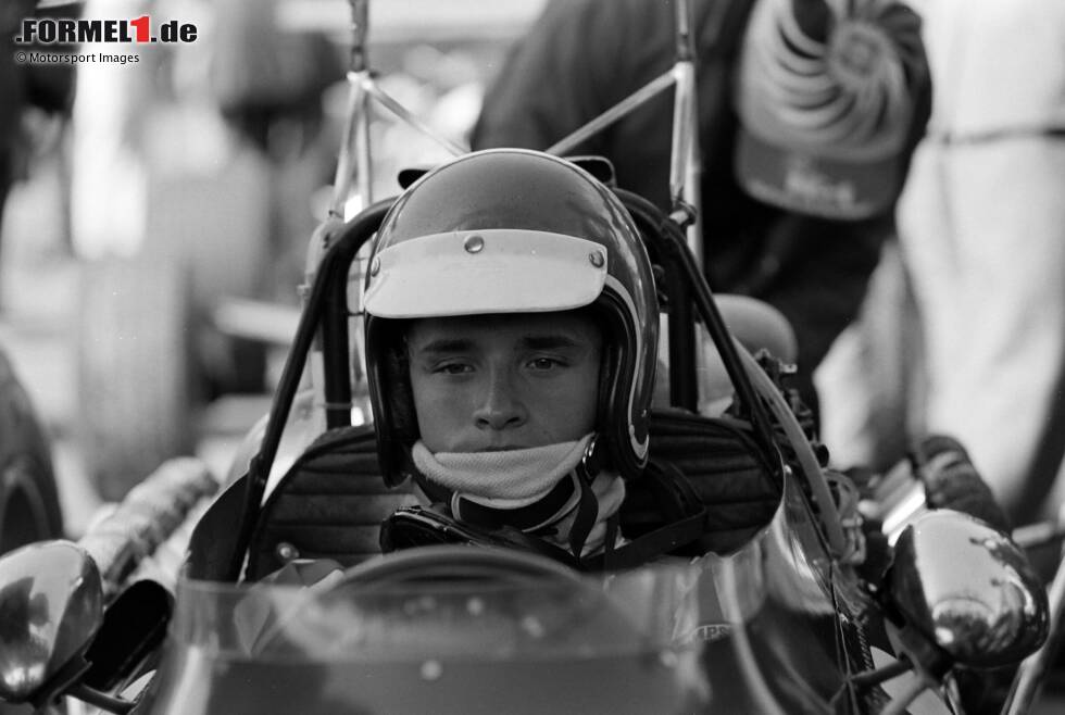 Platz 10: Jacky Ickx gewinnt im Laufe seiner Karriere satte sechsmal die 24 Stunden von Le Mans. In der Königsklasse bleibt ihm der ganz große Wurf allerdings verwehrt. 1969 wird er Vizeweltmeister hinter Jackie Stewart, ein Jahr später verpasst er den Titel um lediglich fünf Punkte an den zuvor tödlich verunglückten Jochen Rindt. Gesamtbilanz: Acht Siege, zwei Vizeweltmeisterschaften. Platz 10: Jacky Ickx gewinnt im Laufe seiner Karriere satte sechsmal die 24 Stunden von Le Mans. In der Königsklasse bleibt ihm der ganz große Wurf allerdings verwehrt. 1969 wird er Vizeweltmeister hinter Jackie Stewart, ein Jahr später verpasst er den Titel um lediglich fünf Punkte an den zuvor tödlich verunglückten Jochen Rindt. Gesamtbilanz: Acht Siege, zwei Vizeweltmeisterschaften.