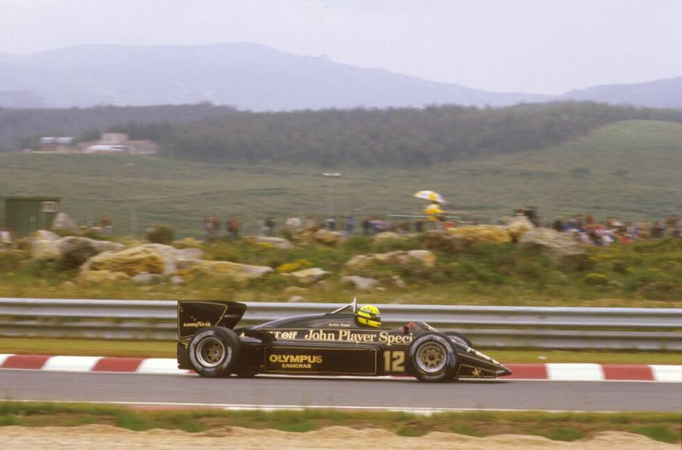 Foto zur News: Im Qualifying am Samstag fährt Senna auf trockener Strecke eine Fabelzeit von 1:21.007 Minuten und sichert sich die erste seiner insgesamt 65 Pole-Positions. McLaren-Pilot Alain Prost ist als Zweitschnellster der Zeitenjagd 0,413 Sekunden langsamer. Sennas Lotus-Teamkollege Elio de Angelis weist als Viertschnellster satte 1,152 Sekunden Rückstand auf.