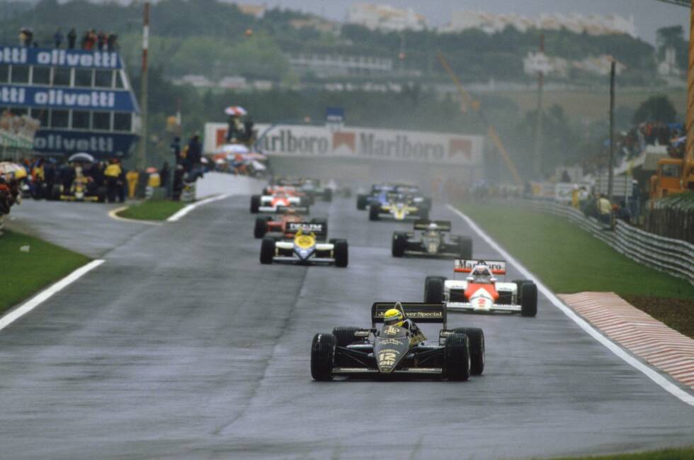Foto zur News: Am Rennsonntag regnet es in Strömen. Polesetter Senna führt das Feld vor Prost, Keke Rosberg (Williams) und de Angelis in die Einführungsrunde.