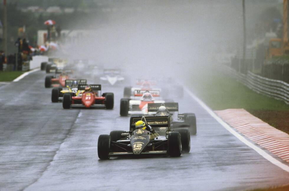 Foto zur News: Während Senna das Geschehen vom Start weg kontrolliert, ist Teamkollege de Angelis in der ersten Kurve schon Zweiter. Der Williams von Rosberg ist beim Start stehengeblieben. Der Finne muss das gesamte Feld passieren lassen, bevor er in die Gänge kommt. Den McLaren von Prost schnappt sich de Angelis auf den ersten Rennmetern.