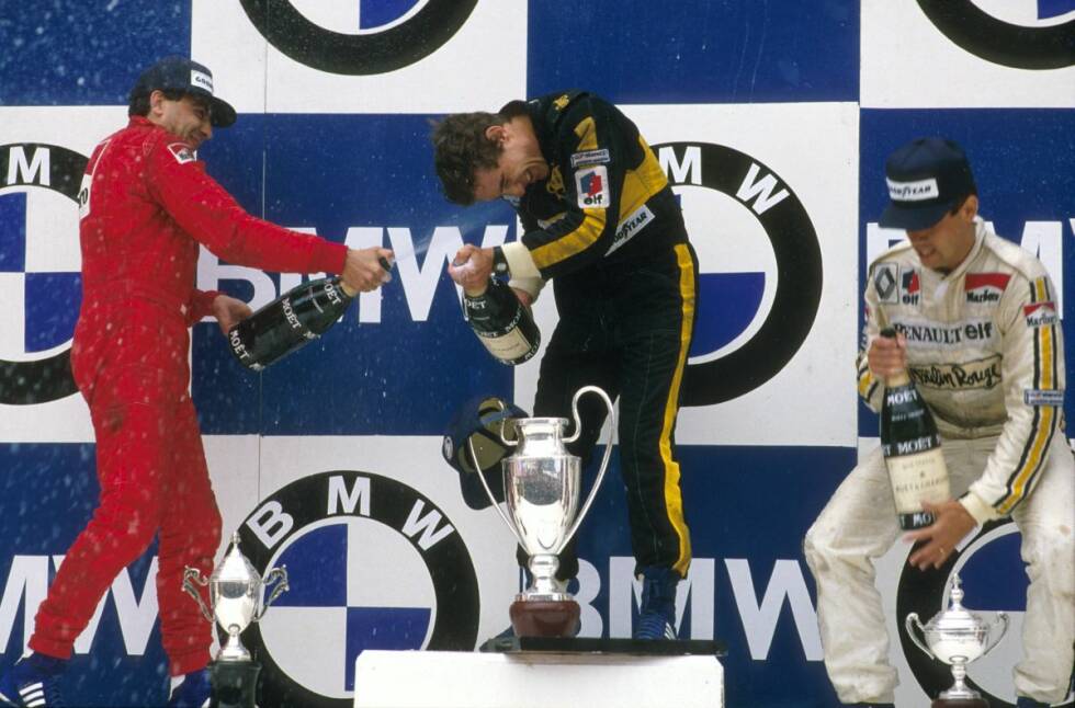 Foto zur News: Nachdem er beim Erklingen der brasilianischen Nationalhymne Tränen in den Augen hatte, feiert Senna seinen ersten von insgesamt 41 Grand-Prix-Siegen ausgelassen mit dem Zweitplatzierten Alboreto und dem Drittplatzierten Tambay.