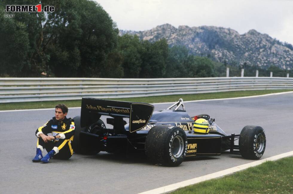 Foto zur News: Der Auftakt ins denkwürdige Estoril-Wochenende 1985, an dem er seine erste Pole-Position und seinen ersten Sieg einfährt, misslingt Ayrton Senna. Im Freien Training am Freitag muss der Brasilianer seinen Lotus-Renault 97T mit technischem Defekt abstellen.