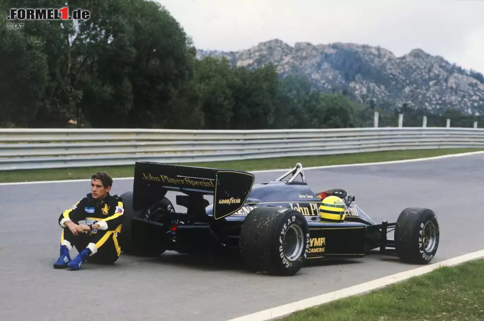 Foto zur News: Der Auftakt ins denkwürdige Estoril-Wochenende 1985, an dem er seine erste Pole-Position und seinen ersten Sieg einfährt, misslingt Ayrton Senna. Im Freien Training am Freitag muss der Brasilianer seinen Lotus-Renault 97T mit technischem Defekt abstellen.