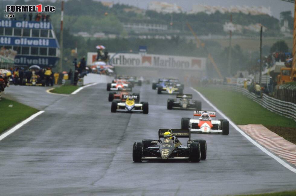 Foto zur News: Am Rennsonntag regnet es in Strömen. Polesetter Senna führt das Feld vor Prost, Keke Rosberg (Williams) und de Angelis in die Einführungsrunde.