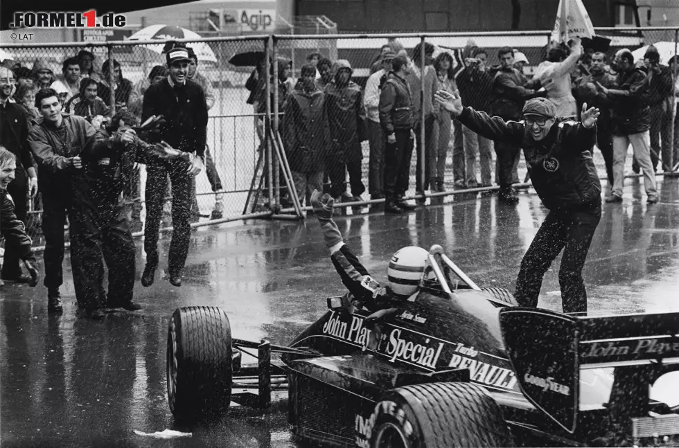 Als er nach der Auslaufrunde in der Boxengasse ankommt, wird der Brasilianer von Lotus-Teamchef Peter Warr stürmisch empfangen. Das Foto geht als Beleg für die Geburtsstunde von "Magic" Senna in die Geschichte ein. Foto zur News: Als er nach der Auslaufrunde in der Boxengasse ankommt, wird der Brasilianer von Lotus-Teamchef Peter Warr stürmisch empfangen. Das Foto geht als Beleg für die Geburtsstunde von "Magic" Senna in die Geschichte ein.
