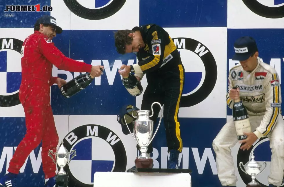 Nachdem er beim Erklingen der brasilianischen Nationalhymne Tränen in den Augen hatte, feiert Senna seinen ersten von insgesamt 41 Grand-Prix-Siegen ausgelassen mit dem Zweitplatzierten Alboreto und dem Drittplatzierten Tambay. Foto zur News: Nachdem er beim Erklingen der brasilianischen Nationalhymne Tränen in den Augen hatte, feiert Senna seinen ersten von insgesamt 41 Grand-Prix-Siegen ausgelassen mit dem Zweitplatzierten Alboreto und dem Drittplatzierten Tambay.
