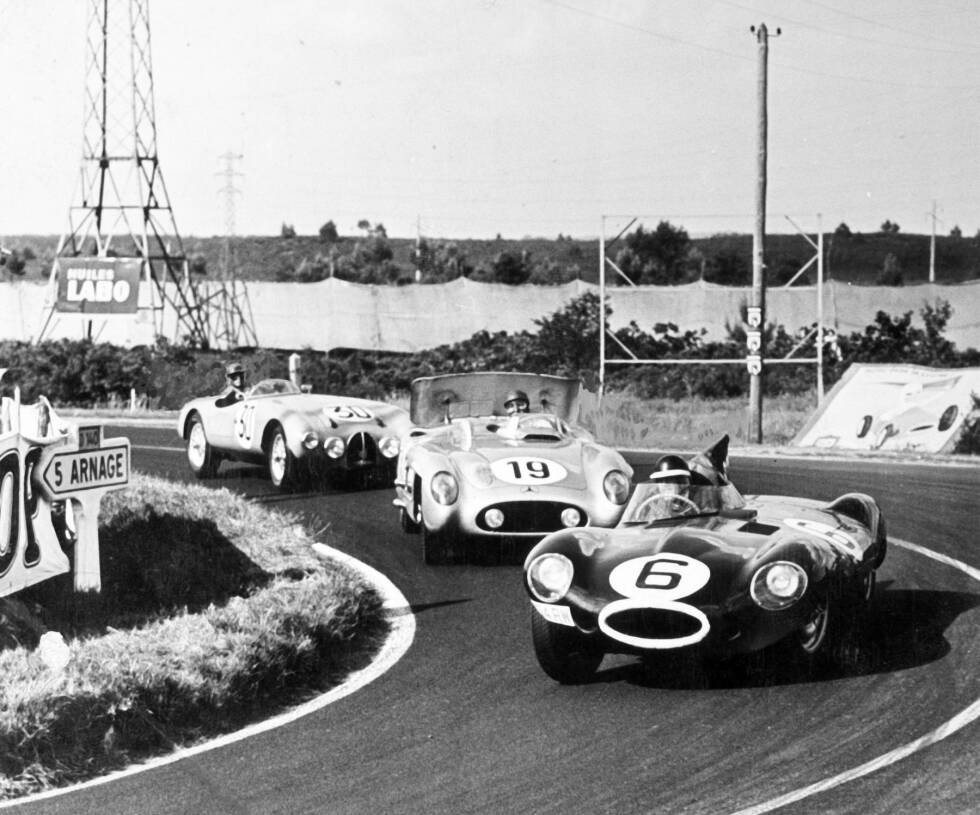 Foto zur News: Wie in den 1950er-Jahren üblich, fährt Hawthorn neben der Formel 1 auch bei den 24 Stunden von Le Mans. Schon bei seinem zweiten Start gelingt ihm im Jahr 1955 zusammen mit Ivor Bueb im Jaguar D-Type mit der Startnummer 6 der Gesamtsieg.