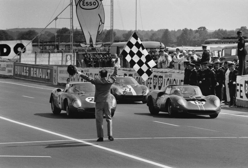 Foto zur News: Fünf Jahre zuvor kann Rindt noch über den Sieg bei den 24 Stunden von Le Mans jubeln. Zusammen mit den beiden US-Amerikanern Ed Hugus und Masten Gregory siegt Rindt auf einem Ferrari 250LM (hier links im Bild). Es ist das erste Mal, dass ein Fahrertrio in Le Mans gewinnt.