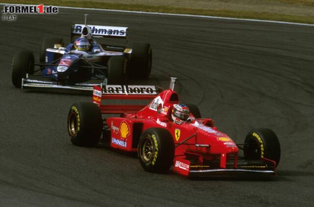 Foto zur News: 1997: Williams-Pilot Jacques Villeneuve hat nach neun von 17 Rennen der Saison vier Punkte Rückstand auf Ferrari-Pilot Michael Schumacher, was einem prozentualen Rückstand von neun Prozent entspricht. Als nach 17 Saisonrennen abgerechnet wird, hat Villeneuve drei Punkte Vorsprung auf Schumacher. Dass dem Deutschen für das Foul beim Saisonfinale in Jerez de la Frontera rückwirkend alle Punkte aberkannt werden, tut bezüglich der von Villeneuve hingelegten Aufholjagd nichts zur Sache.