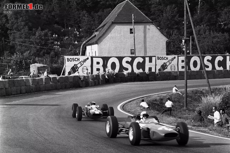 1964: Den prozentual gesehen größten Rückstand holt John Surtees auf, nachdem er mit seinem Ferrari einen Rückstand von 20 Punkten (67 Prozent) bei Halbzeit der Saison 1964 in den Gewinn des WM-Titels umwandelt. "Halbzeitmeister" Jim Clark (Lotus) wird in der zweiten Saisonhälfte dreimal in Folge von einem technischen Defekt gestoppt. Am Saisonende ist der Schotte mit acht Punkten Rückstand auf Weltmeister Surtees nur WM-Dritter. Foto zur News: 1964: Den prozentual gesehen größten Rückstand holt John Surtees auf, nachdem er mit seinem Ferrari einen Rückstand von 20 Punkten (67 Prozent) bei Halbzeit der Saison 1964 in den Gewinn des WM-Titels umwandelt. "Halbzeitmeister" Jim Clark (Lotus) wird in der zweiten Saisonhälfte dreimal in Folge von einem technischen Defekt gestoppt. Am Saisonende ist der Schotte mit acht Punkten Rückstand auf Weltmeister Surtees nur WM-Dritter.