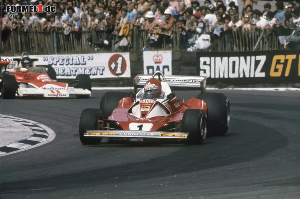 1976: Genau wie 1982, so wird auch der Kampf um den WM-Titel 1976 über einen schweren Unfall mit Verletzungsfolge mitentschieden. Bei Halbzeit der Saison (acht von 16 Rennen) ist es Ferrari-Pilot Niki Lauda, der die Tabelle anführt. McLaren-Pilot James Hunt liegt 26 Punkte (50 Prozent) zurück. Laudas Feuerunfall beim Großen Preis von Deutschland auf dem Nürburgring kostet ihn die Teilnahme an zwei Rennen. Am Saisonende ist es Hunt, der mit einem Punkt Vorsprung auf den Österreicher Weltmeister ist. Der Kinofilm "Rush" setzt dieses WM-Duell bildgewaltig in Szene. Foto zur News: 1976: Genau wie 1982, so wird auch der Kampf um den WM-Titel 1976 über einen schweren Unfall mit Verletzungsfolge mitentschieden. Bei Halbzeit der Saison (acht von 16 Rennen) ist es Ferrari-Pilot Niki Lauda, der die Tabelle anführt. McLaren-Pilot James Hunt liegt 26 Punkte (50 Prozent) zurück. Laudas Feuerunfall beim Großen Preis von Deutschland auf dem Nürburgring kostet ihn die Teilnahme an zwei Rennen. Am Saisonende ist es Hunt, der mit einem Punkt Vorsprung auf den Österreicher Weltmeister ist. Der Kinofilm "Rush" setzt dieses WM-Duell bildgewaltig in Szene.
